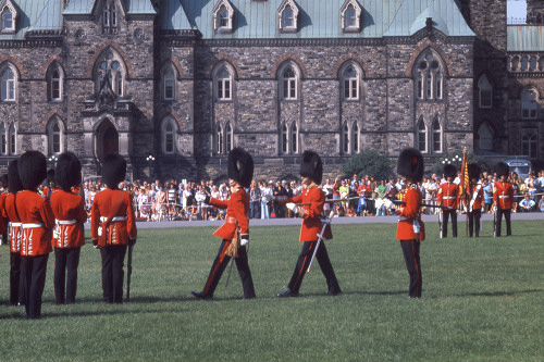 Ontario_Ottowa_4_ChangingTheGuard_g.jpg