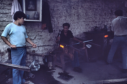 TlaquepaqueGlassBlowing1_g.jpg