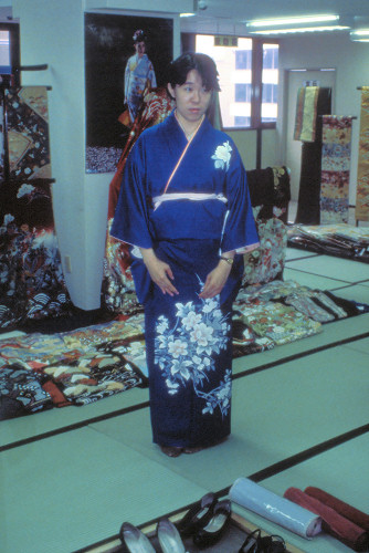 Tokyo_27b_DepartmentStoreKimonoFitting_g.jpg