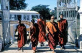 Mandalay_28_BuddhistMonks_g600