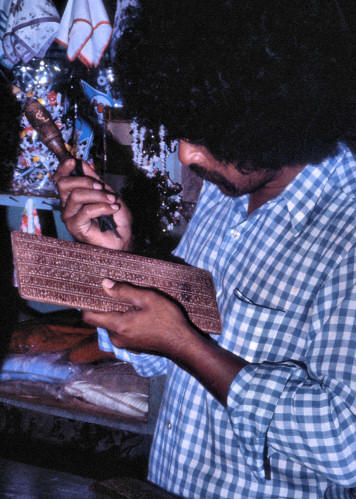 Hangaroa_27_WoodCarver.jpg
